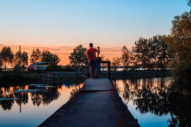 Gün batımı göl ve çocuk.