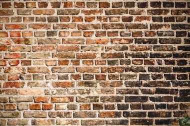 Bir tuğla duvar dokusu bir yangından sonra siyah kurum ile kaplı. Tasarımlarınız için arka plan olarak kullanabilirsiniz.