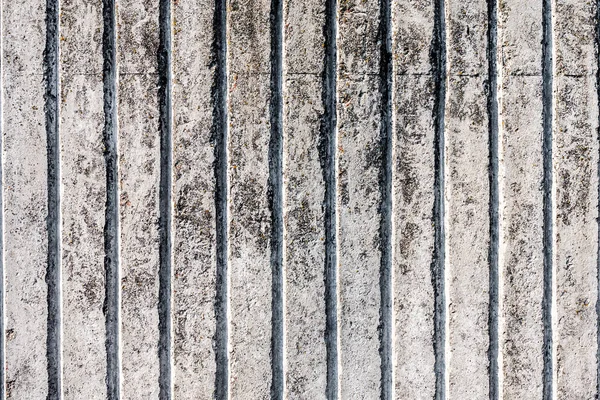 Tekstura niepomalowanych pasiasty stary beton ogrodzenia. Można go używać jako tło do projektowania. — Zdjęcie stockowe