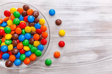 Bir tabak karışık renkli şeker. 