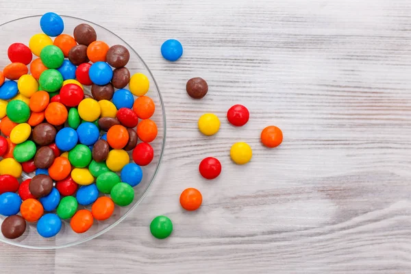Прозрачная круглая тарелка с разноцветными конфетами . — стоковое фото