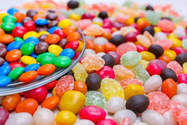 Прозрачная круглая тарелка с цветными конфетами . — стоковое фото