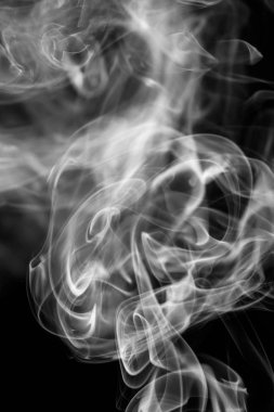 Tasarımınız için siyah bir zemin üzerine izole soyut tek renkli duman.