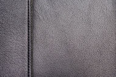 Sol tarafında çift dikiş ile tek dikiş ile siyah renkteki doğal bir cilt yüzeyinden dokusuna. 