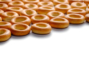 Beyaz arka plan üzerinde izole simit yığını. Metniniz için kopya alanı.