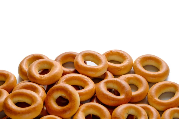 Beyaz arka plan üzerinde izole simit yığını. 