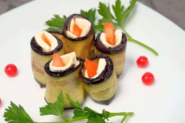 Auberginenröllchen Mit Tomate Und Frischkäse Auf Weißem Teller Gesunde Ernährung — Stockfoto