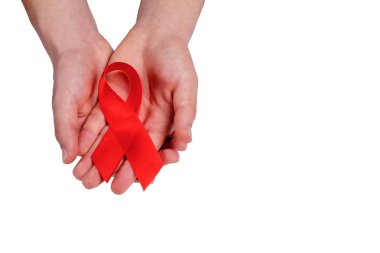 Kırmızı kurdele bir adamın çapraz ellerinde olarak tüberküloz ve AIDS farkındalığı sembolü. Beyaz, metniniz için kopya alanı izole.