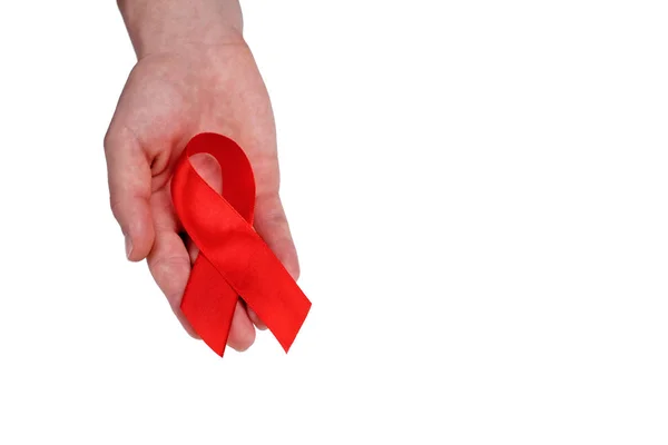 赤いリボンは若い男の手には 結核とエイズの意識を記号として テキストのコピー スペースで隔離 — ストック写真