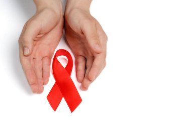 İnsan eli ve kırmızı kurdele simgesi bilincini tüberküloz ve AIDS gibi. Beyaz, metniniz için kopya alanı izole.