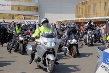 Kiev, Ukrayna, 21 Nisan 2018: Açılış motosiklet sezonu Kiev. Polis ve grup motosikletçi maskesi bırakır Kiev Uluslararası Fuar merkezinde topraklarının.