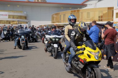 Kiev, Ukrayna, 21 Nisan 2018: Açılış motosiklet sezonu Kiev. Motosiklet grubu Kiev Uluslararası Fuar merkezinde topraklarının bırakır.