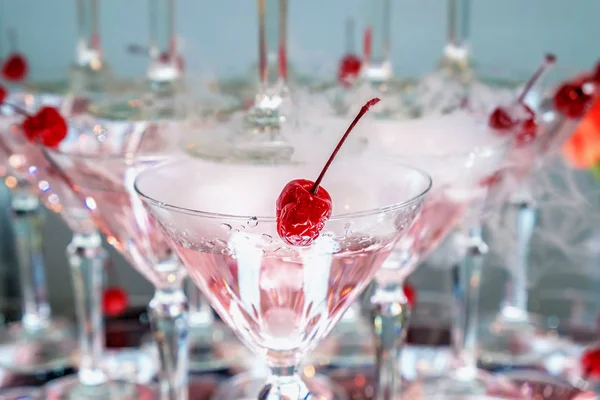 Cocktail Rosso Ciliegia Bicchiere Con Una Bevanda Alcolica Rosa Vista — Foto Stock