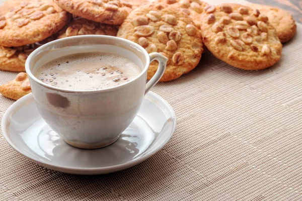 Una Taza Café Galletas Con Cacahuetes Una Servilleta Ligera Copia — Foto de Stock