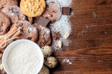 Çikolata kurabiye, fıstık ve karanlık rustik doku ile dağınık fındık ile tatlılar için metninizi koyun. Üstten Görünüm. Düz yatıyordu.