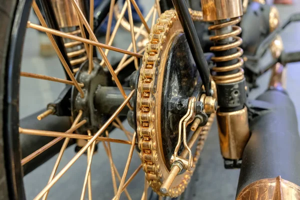 Золотая Цепочка Колесе Мотоцикла Вид Крупным Планом — стоковое фото