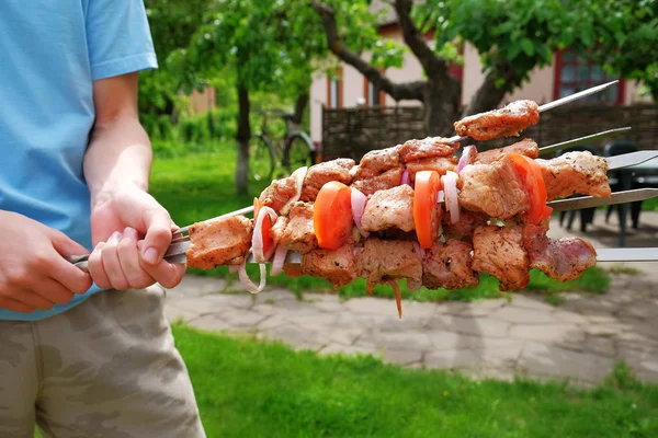 Ruwe Barbecue Aan Het Spit Handen Van Jonge Man Zonnige — Stockfoto