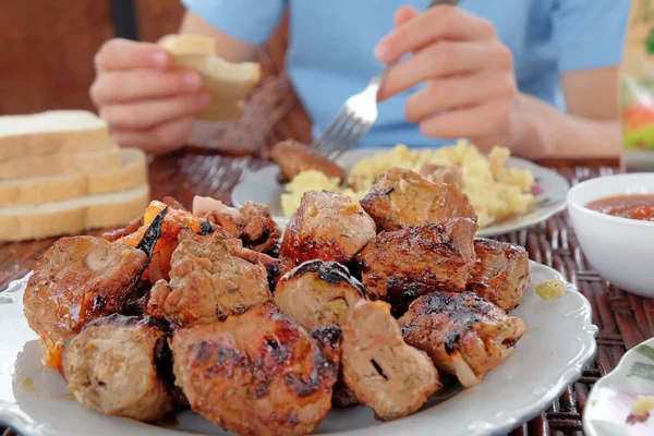 Stukjes Gebakken Vlees Witte Plaat Rieten Tafel Open Lucht Het — Stockfoto