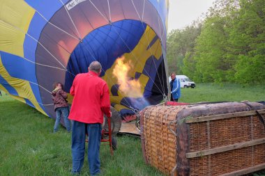 Pereyaslav Lehistan'a, Kiev region, Ukrayna, 6 Mayıs 2018: bir pilot Pereyaslav Lehistan'a, Ukrayna'da bahar festivali uçuş öncesi balon şişirmek