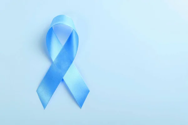 青い背景の青いリボン前立腺がんの認知概念. — ストック写真