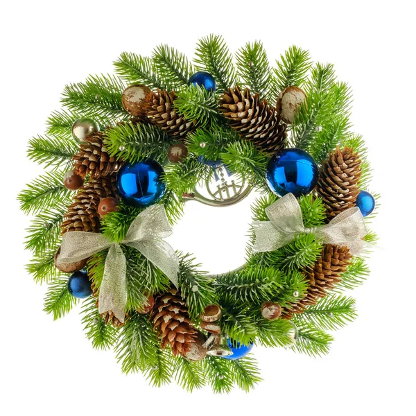 Vánoční kompozice s věncem z větví vánočních stromků, žaludy, vlašské ořechy a borovicové šišky s modrými bublinkami — Stock fotografie