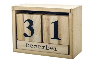 Aralık ayının 31 günü, sayılı ahşap küp, kışın beyaz üzerine izole edilmiş.