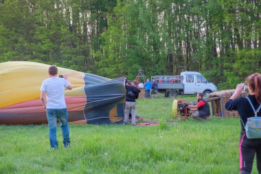 Ekip Ukrayna, Avrupa 'daki çayırlarda sıcak hava balonu şişiriyor..