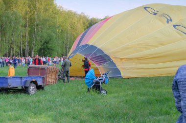 Ekip Ukrayna, Avrupa 'daki çayırlarda sıcak hava balonu şişiriyor..