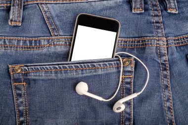 Arka cebinde akıllı telefon ve kulaklıklarla takıl. Reklamınız için boş alan ya da gösterimde olan metin.