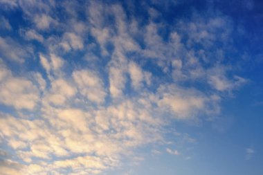 Gün batımında mavi gökyüzünde sirk bulutları