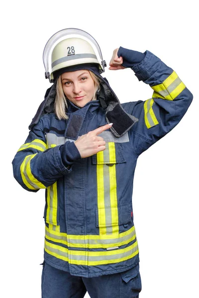 Retrato de una joven bombera con casco y uniforme, mirando a la cámara y mostrando sus bíceps —  Fotos de Stock