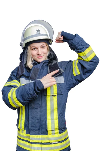 Retrato de una joven bombera con casco y uniforme, mirando a la cámara y mostrando sus bíceps —  Fotos de Stock
