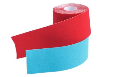 Beyaz arka planda izole edilmiş atletler için iki rulo kineziyoloji bandı yığını.