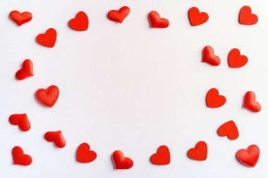 Beyaz arka plana dağılmış kırmızı kalplerden gelen şenlikli kompozisyon, sevgililer günü konsepti, metin için kopyalama alanı
