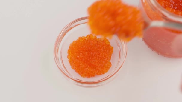 Mano Masculina Cucharas Caviar Trucha Roja Tazón Vidrio Sobre Fondo — Vídeos de Stock