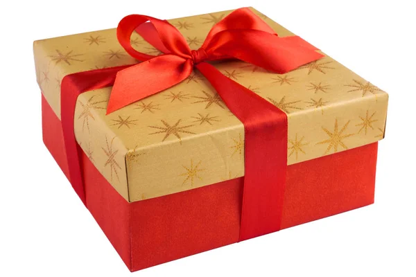 Caja de regalo o regalo roja con parte superior de color dorado y lazo de cinta roja aislado sobre fondo blanco —  Fotos de Stock