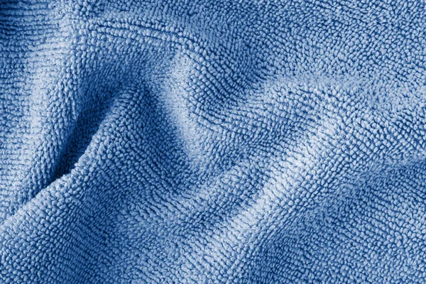 Texture en tissu microfibre bleu ridée de serviette en microfibre colorée en couleur tendance de l'année 2020 Bleu classique — Photo