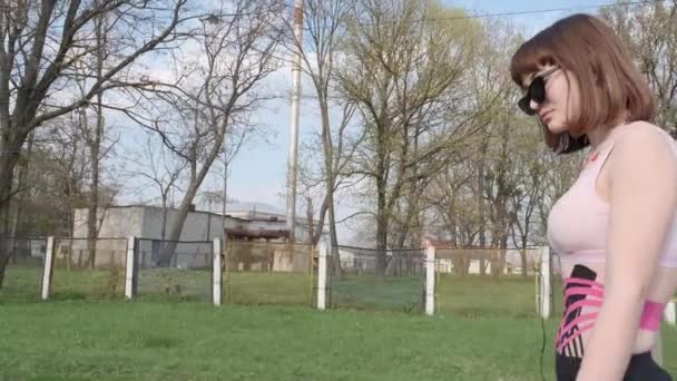 Ein Junges Kaukasisches Mädchen Mit Sonnenbrille Und Kinesiologie Klebeband Körper — Stockvideo