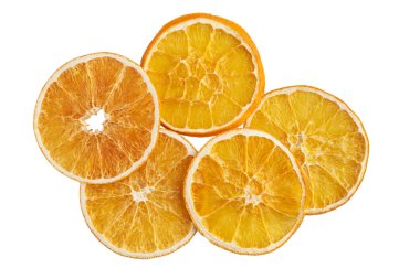 Beyaza izole edilmiş kurumuş portakal dilimleri yığını