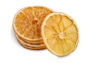 Beyaza izole edilmiş kurumuş portakal dilimleri yığını