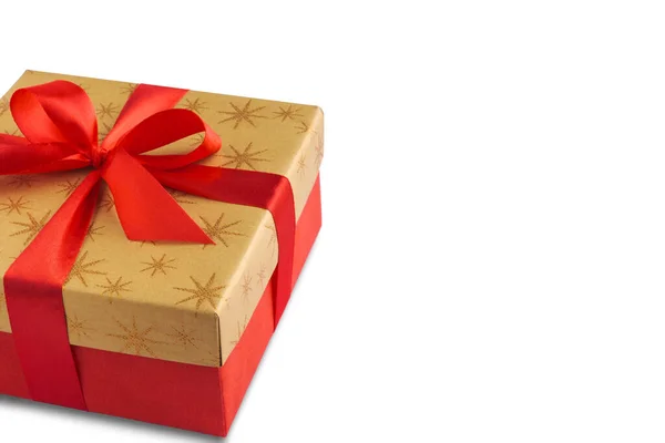 Caja de regalo o regalo roja con parte superior de color dorado y lazo de cinta roja aislado sobre fondo blanco —  Fotos de Stock