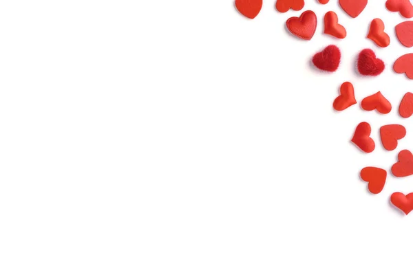 Composition festive à partir de coeurs rouges dispersés et isolés sur fond blanc — Photo