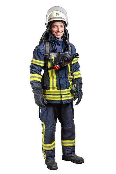 Молодой улыбающийся пожарный в маске и воздушной упаковке на спине — стоковое фото