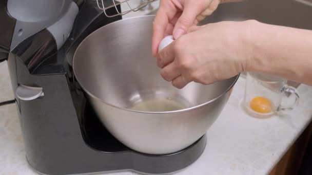 Kadının Elleri Yumurtayı Kırar Proteini Yumurta Sarısını Yemek Makinesinin Metal — Stok video