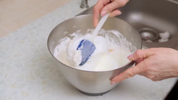 Espátula Silicona Culinaria Mano Una Mujer Revolvió Cuidadosamente Las Claras — Vídeo de stock