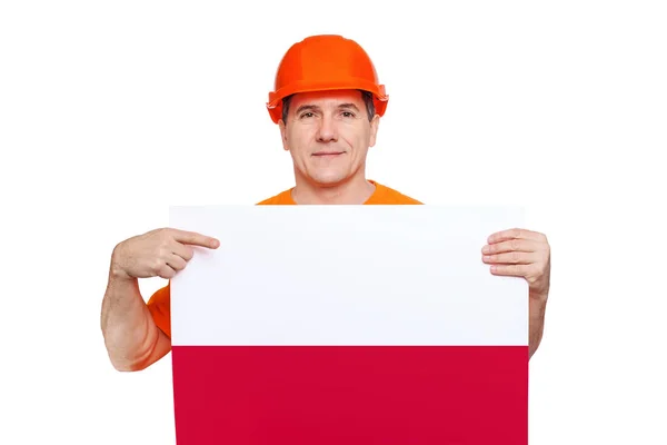 Uśmiechnięty pracownik w średnim wieku noszący pomarańczowy, twardy kapelusz, z polską flagą w rękach — Zdjęcie stockowe