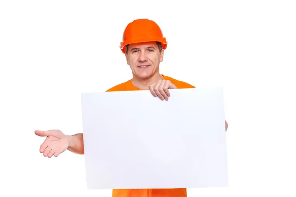 Biały uśmiechnięty przystojny pracownik w średnim wieku w pomarańczowym, twardym kapeluszu, trzymający w ręku kartkę papieru — Zdjęcie stockowe