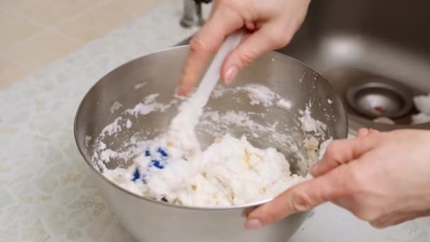 Kulinariska Silikon Spatel Kvinnas Hand Försiktigt Rörda Äggvita Med Mjöl — Stockvideo