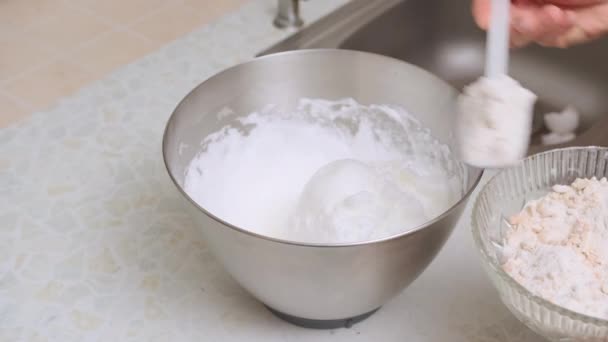 Espátula Silicona Culinaria Mano Una Mujer Pone Cuidadosamente Mezcla Nueces — Vídeo de stock