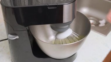 Silikon spatula ile kadın eli, bilinen Ukrayna kiev pastasını pişirmek için metal formda krema yayıyor.